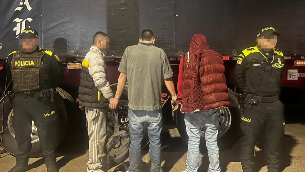 Capturan a 3 sujetos por robar un camión en Kennedy Los hechos ocurrieron en el barrio Las Delicias, en la localidad de Kennedy, luego de que un camión que transportaba mercancía avaluada en 136.000.000 millones de pesos fuera robado.