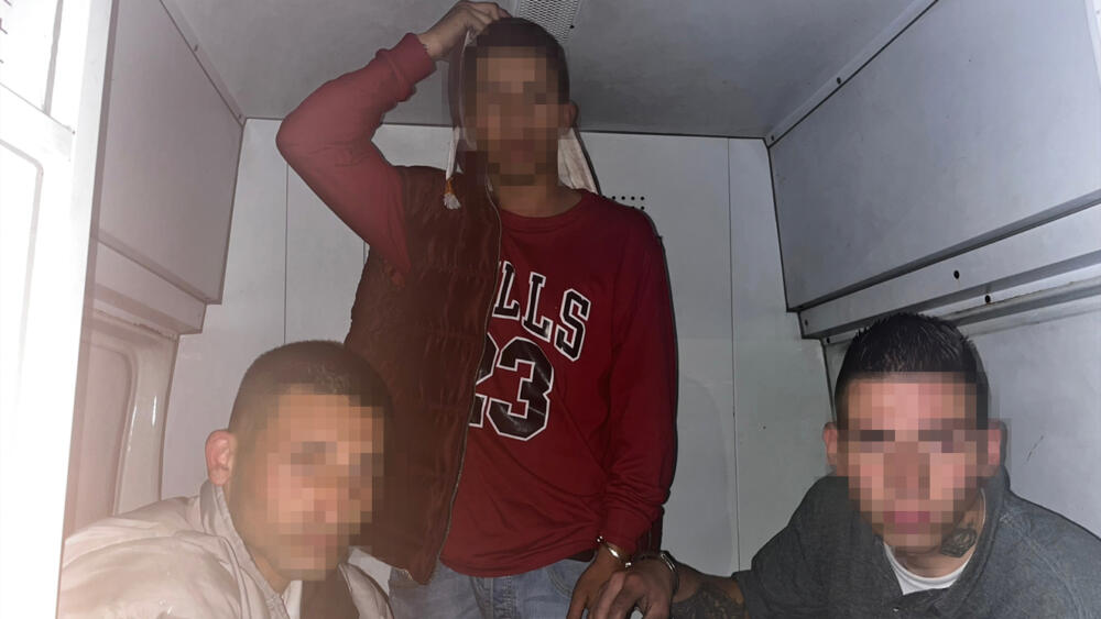 Capturan a 3 sujetos por robar un camión en Kennedy Los hechos ocurrieron en el barrio Las Delicias, en la localidad de Kennedy, luego de que un camión que transportaba mercancía avaluada en 136.000.000 millones de pesos fuera robado.