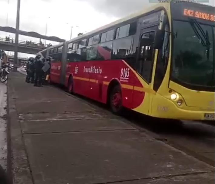 Atención: vándalos bloquean paso hacia el sur de la NQS a la altura de la calle 45 Si planea coger la carrera 30 a la altura de la calle 45, sentido norte - sur, le recomendamos tomar otro tipo de rutas debido a que a esta horas se presentan bloqueos en la vía.