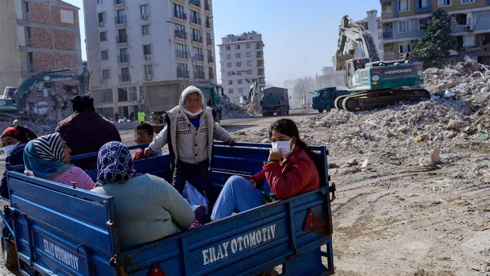¡Sigue la alerta! Volvió a temblar en Siria y Turquía Al menos dos nuevos terremotos se produjeron este lunes en la provincia de Hatay (suroeste de Turquía) y en el norte de Siria, las réplicas más fuertes hasta ahora desde el devastador sismo del 6 de febrero que dejó más de 45.000 muertos en ambos países.
