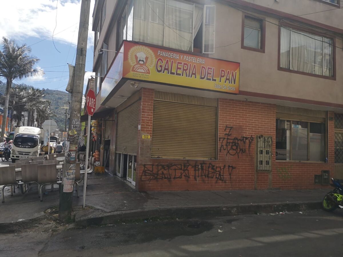 Se conocen detalles del sicariato ocurrido en panadería de Usaquén Buscar refugio de las balas. Esa fue la única idea que rondó por la cabeza de más de un habitante y empleado de una zona comercial del barrio San Cristóbal Norte (Usaquén), luego de que en la tarde de este lunes las detonaciones de un arma de fuego silenciaran las voces en las calles y acabaran con la vida de un hombre que se hallaba al interior de una panadería del sector.