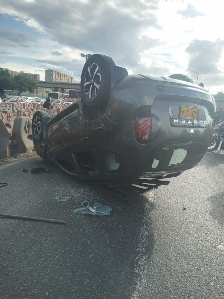 Última hora: aparatoso accidente de tránsito en la Avenida Ciudad de Cali Durante la tarde de este miércoles se registró un grave accidente de tránsito a la altura de la Avenida Ciudad de Cali con calle 16 en Bogotá.