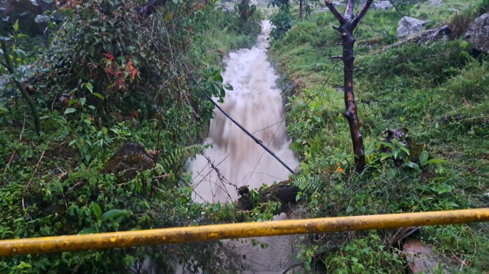 Amanecimos con inundaciones por las fuertes lluvias Debido a las fuertes lluvias presentadas en las últimas horas, se han visto afectados diferentes municipios del departamento de Cundinamarca.