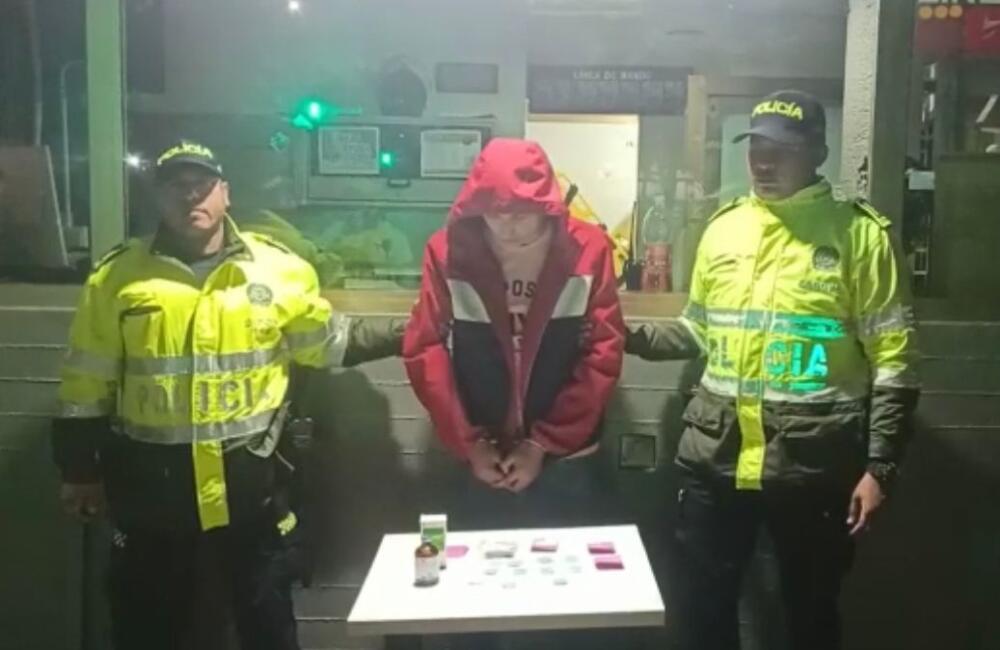 Última hora: Capturan a 5 jíbaros en Usaquén Durante la mañana del sábado, en medio de un operativo para combatir el tráfico de estupefacientes, se logró capturar a 5 hombres que comercializaban marihuana, tusi y cocaína en la localidad de Usaquén.