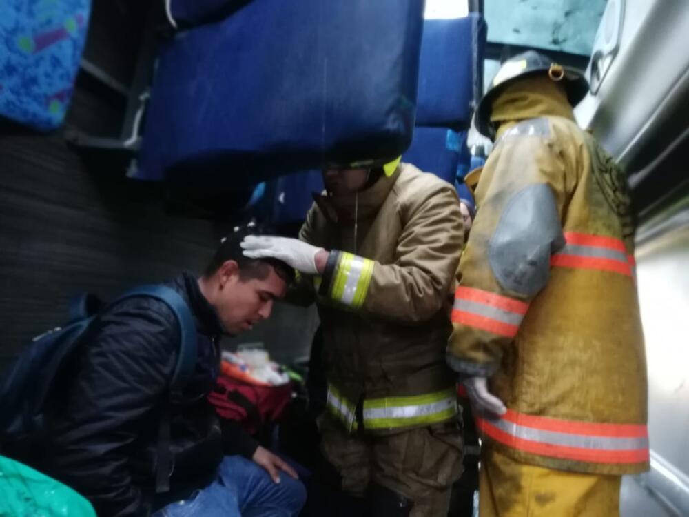 Aparatoso accidente de tránsito en Hato Grande, Cundinamarca En las últimas horas se registró un accidente de tránsito en el cual un bus quedó volcado.