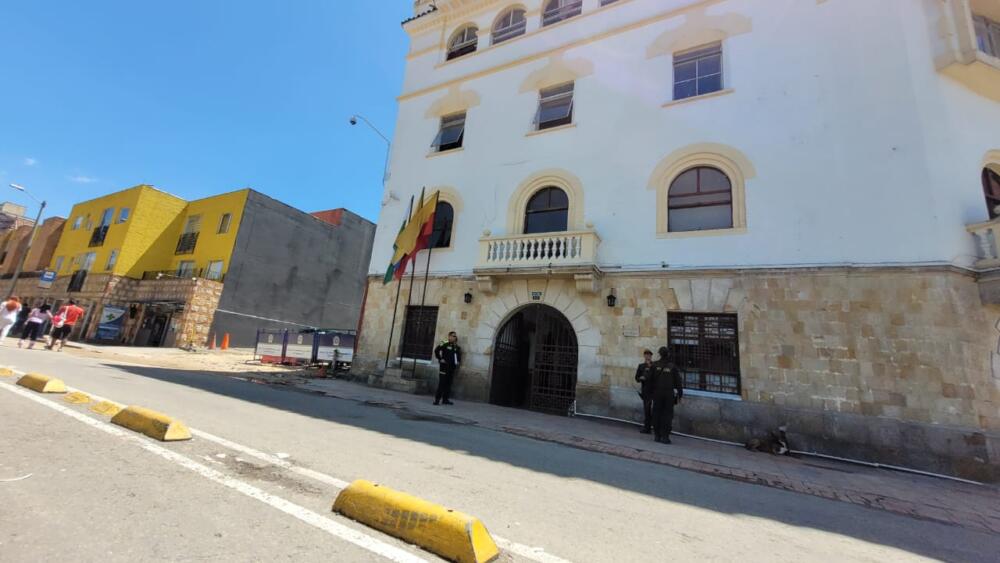 Un hombre fue asesinado en la estación de Policía de la Candelaria 1 Un hombre fue asesinado en la estación de Policía de la Candelaria Un hombre fue asesinado dentro de la Estación de Policía de la Candelaria, luego de recibir una puñalada en la frente.