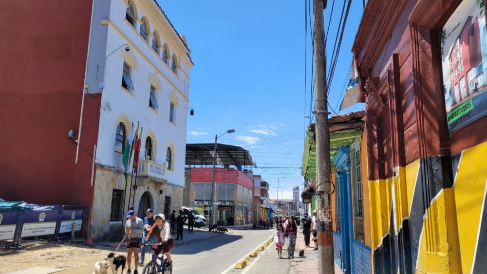 Un hombre fue asesinado en la estación de Policía de la Candelaria 10 Un hombre fue asesinado en la estación de Policía de la Candelaria Un hombre fue asesinado dentro de la Estación de Policía de la Candelaria, luego de recibir una puñalada en la frente.