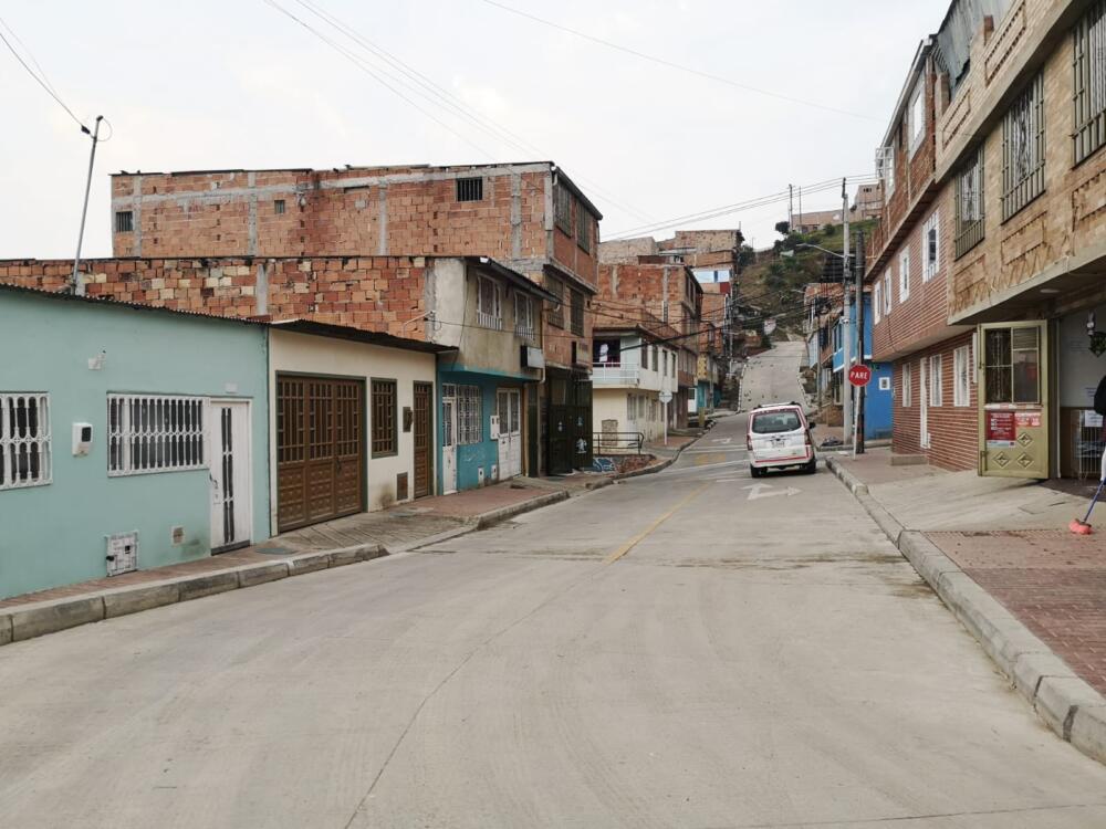 Lo asesinaron en la entrada de un local en Ciudad Bolívar 1 Lo asesinaron en la entrada de un local en Ciudad Bolívar En horas de la noche del pasado lunes 20 de febrero, un joven venezolano de aproximadamente 24 años ingresó a una papelería en el barrio Mirador de la Estancia (Ciudad Bolívar) para recargar su celular.