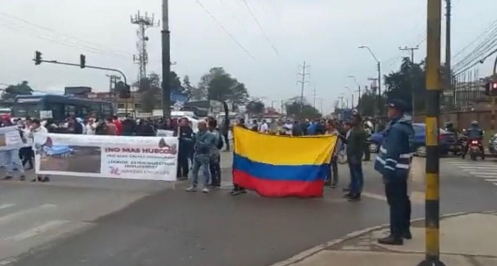 Última hora: se presentan bloqueos por manifestaciones en la calle 13 10 Última hora: se presentan bloqueos por manifestaciones en la calle 13 Trabajadores de productos cárnicos realizan bloqueos en la calle 13 con carrera 128.