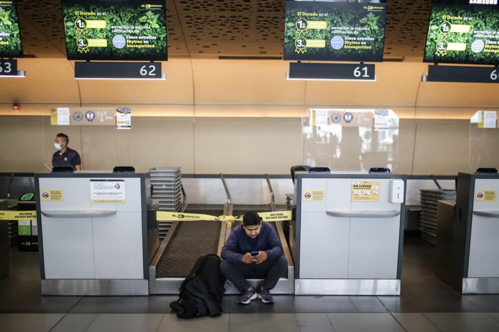 En imágenes: centenares de pasajeros no despegaron tras suspensión de operaciones de Viva Air Cientos de pasajeros a nivel nacional tuvieron que pasar la noche en los aeropuertos, luego de que Viva Air a través de un comunicado, informara la suspensión de todas las operaciones de manera inmediata.