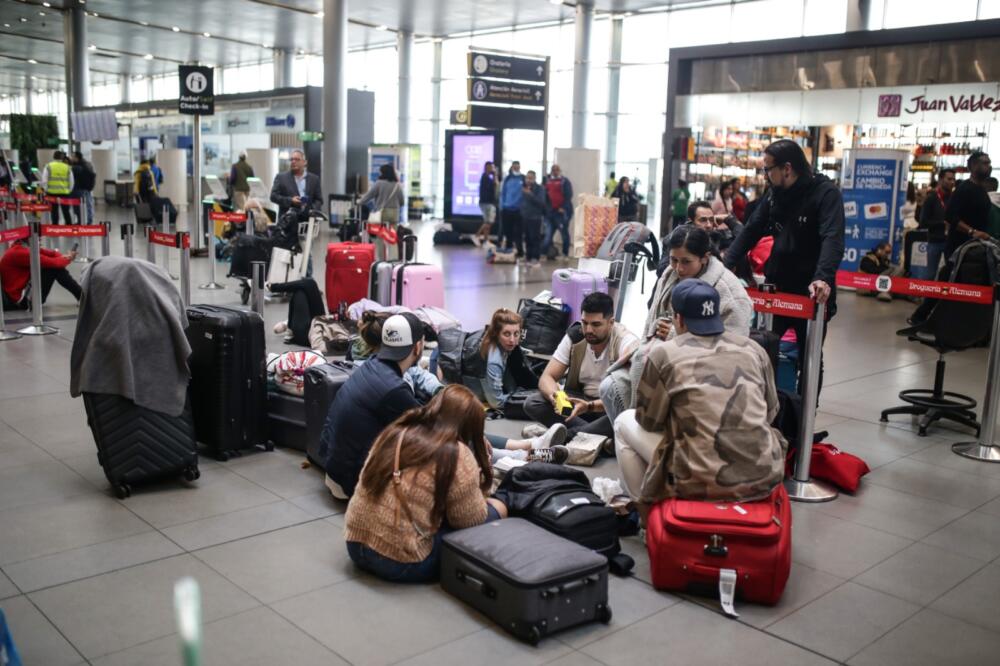En imágenes: centenares de pasajeros no despegaron tras suspensión de operaciones de Viva Air Cientos de pasajeros a nivel nacional tuvieron que pasar la noche en los aeropuertos, luego de que Viva Air a través de un comunicado, informara la suspensión de todas las operaciones de manera inmediata.