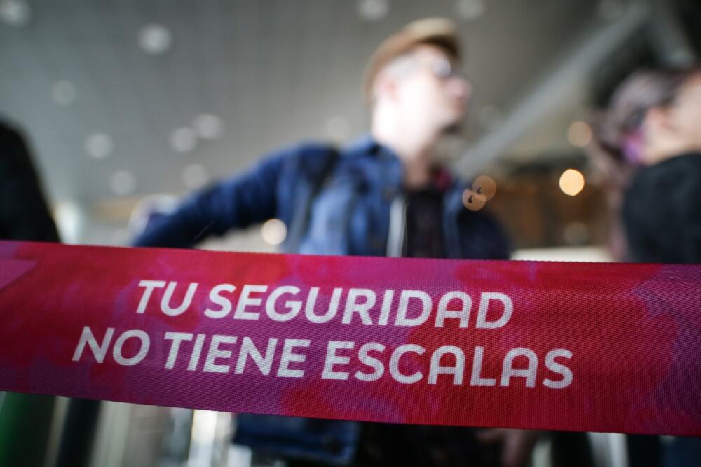 En imágenes: centenares de pasajeros no despegaron tras suspensión de operaciones de Viva Air Cientos de pasajeros a nivel nacional tuvieron que pasar la noche en los aeropuertos, luego de que Viva Air a través de un comunicado, informara la suspensión de todas las operaciones de manera inmediata.