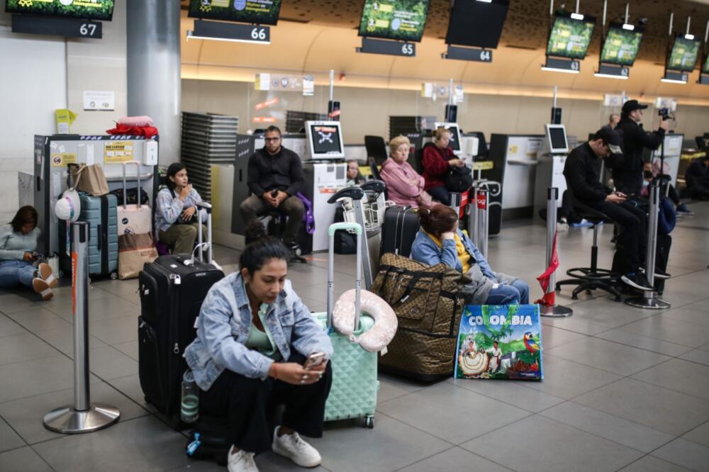 En imágenes: centenares de pasajeros no despegaron tras suspensión de operaciones de Viva Air Cientos de pasajeros a nivel nacional tuvieron que pasar la noche en los aeropuertos, luego de que Viva Air a través de un comunicado, informara la suspensión de todas las operaciones de manera inmediata.