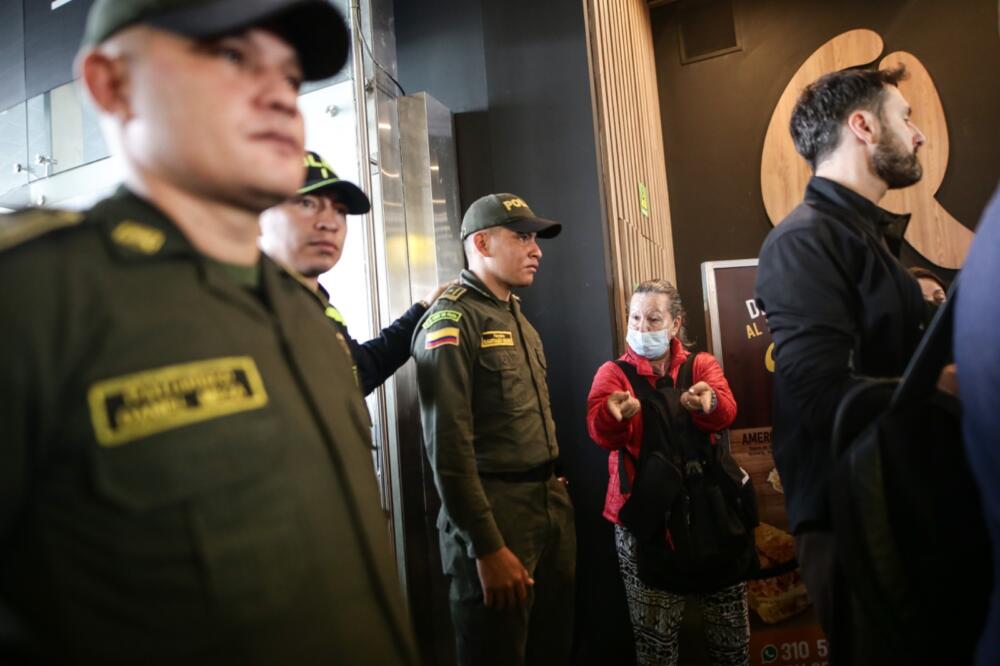 En imágenes: centenares de pasajeros no despegaron tras suspensión de operaciones de Viva Air Cientos de pasajeros a nivel nacional tuvieron que pasar la noche en los aeropuertos, luego de que Viva Air a través de un comunicado, informara la suspensión de todas las operaciones de manera inmediata.