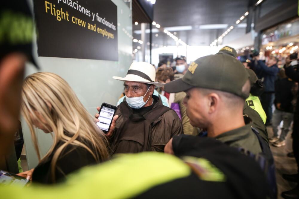 En imágenes: centenares de pasajeros no despegaron tras suspensión de operaciones de Viva Air Cientos de pasajeros a nivel nacional tuvieron que pasar la noche en los aeropuertos, luego de que Viva Air a través de un comunicado, informara la suspensión de todas las operaciones de manera inmediata.
