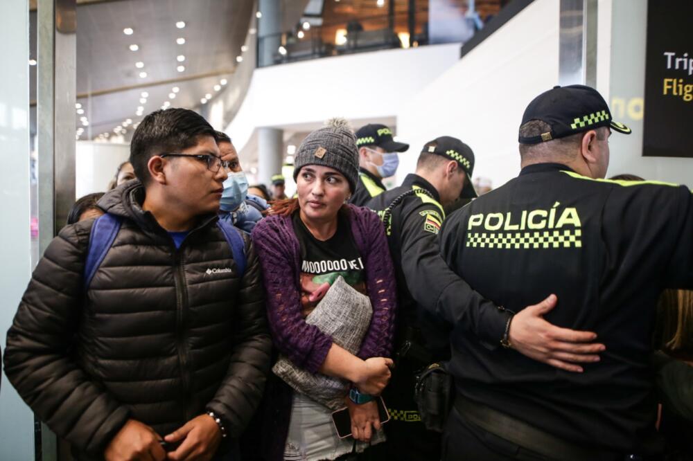 En imágenes: centenares de pasajeros no despegaron tras suspensión de operaciones de Viva Air Cientos de pasajeros a nivel nacional tuvieron que pasar la noche en los aeropuertos, luego de que Viva Air a través de un comunicado, informara la suspensión de todas las operaciones de manera inmediata.
