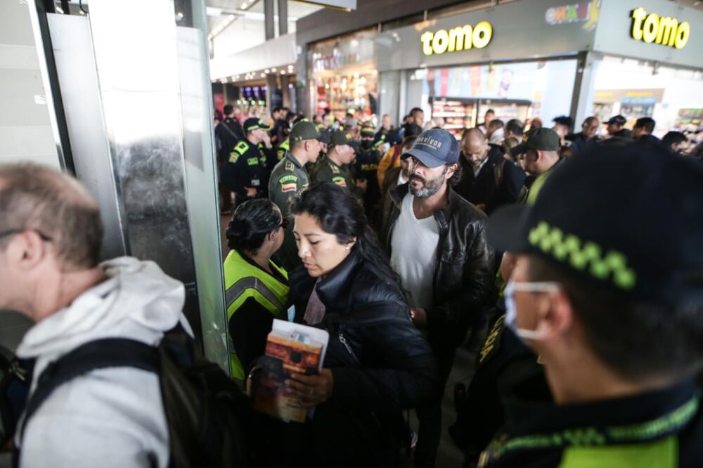 En imágenes: centenares de pasajeros no despegaron tras suspensión de operaciones de Viva Air Cientos de pasajeros a nivel nacional tuvieron que pasar la noche en los aeropuertos, luego de que Viva Air a través de un comunicado, informara la suspensión de todas las operaciones de manera inmediata.