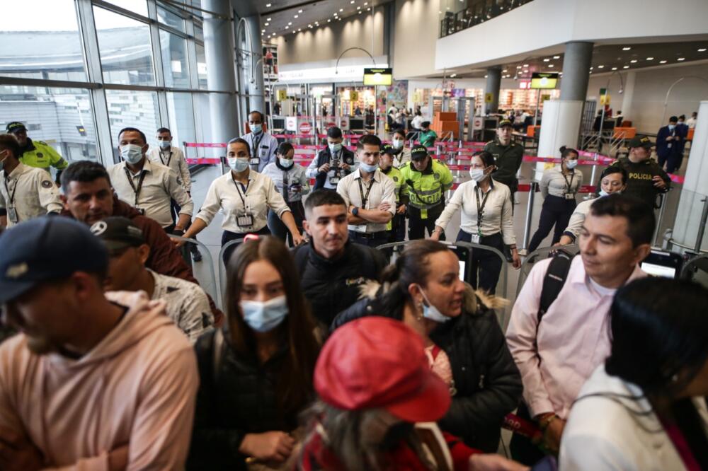 En imágenes: centenares de pasajeros no despegaron tras suspensión de operaciones de Viva Air Cientos de pasajeros a nivel nacional tuvieron que pasar la noche en los aeropuertos, luego de que Viva Air a través de un comunicado, informara la suspensión de todas las operaciones de manera inmediata.