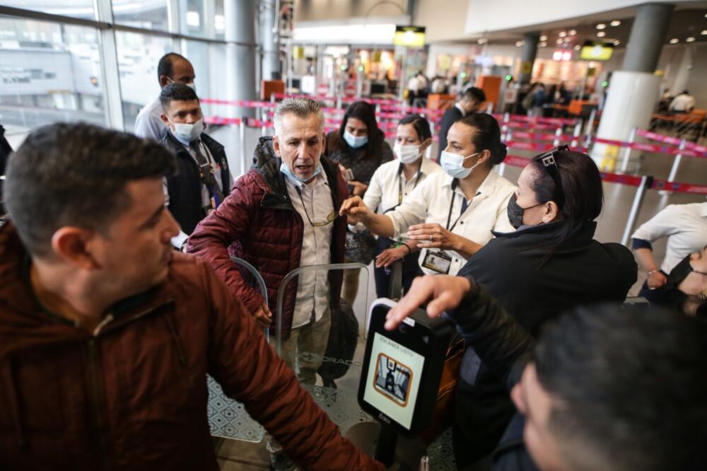 En imágenes: centenares de pasajeros no despegaron tras suspensión de operaciones de Viva Air Cientos de pasajeros a nivel nacional tuvieron que pasar la noche en los aeropuertos, luego de que Viva Air a través de un comunicado, informara la suspensión de todas las operaciones de manera inmediata.