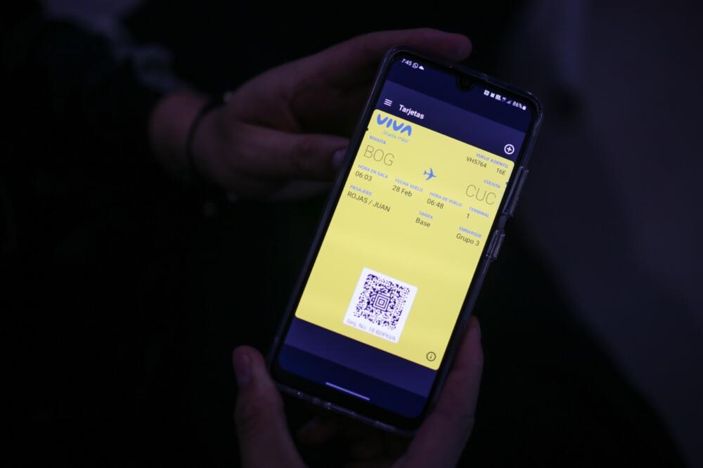 En imágenes: centenares de pasajeros no despegaron tras suspensión de operaciones de Viva Air Cientos de pasajeros a nivel nacional tuvieron que pasar la noche en los aeropuertos, luego de que Viva Air a través de un comunicado, informara la suspensión de todas las operaciones de manera inmediata.