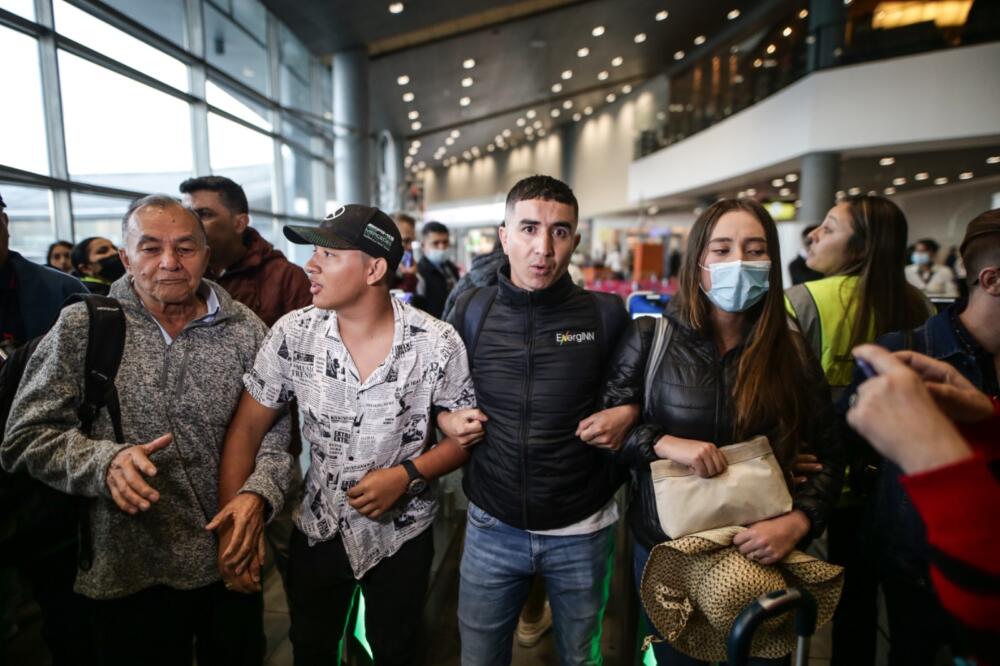 En imágenes: centenares de pasajeros no despegaron tras suspensión de operaciones de Viva Air Cientos de pasajeros a nivel nacional tuvieron que pasar la noche en los aeropuertos, luego de que Viva Air a través de un comunicado, informara la suspensión de todas las operaciones de manera inmediata.