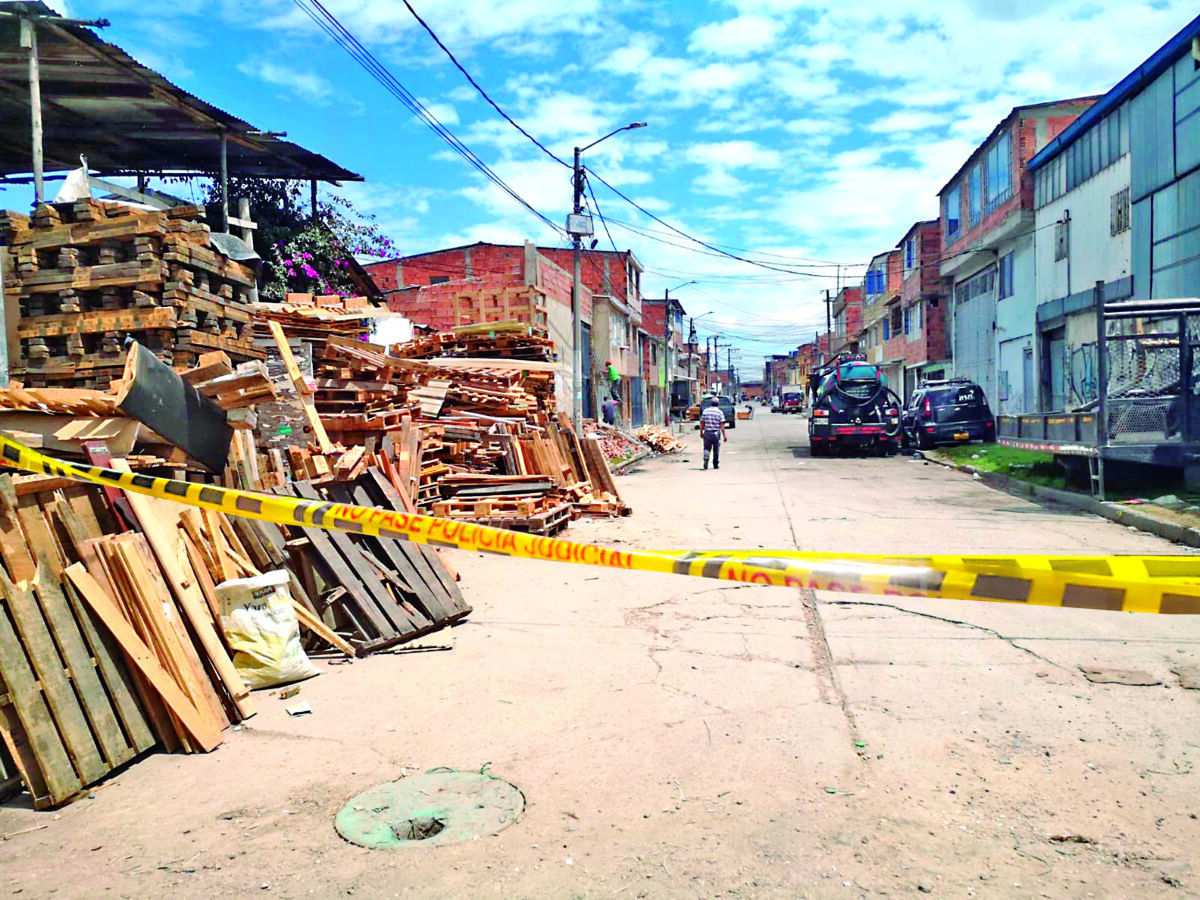 En medio de riña asesinaron a Juan en Kennedy 1 En medio de riña asesinaron a Juan en Kennedy De inmediato los uniformados gestionaron el traslado del herido con destino al hospital de Kennedy. El herido, identificado por las autoridades como Juan Reinerio Riaño, alcanzó a llegar con signos vitales al centro médico, aunque a los pocos minutos murió.