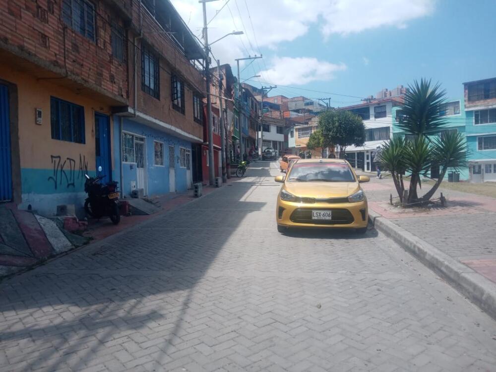 Madre e hijo, asesinados en cobarde ataque en Rafel Uribe 1 Madre e hijo, asesinados en cobarde ataque en Rafel Uribe La tremenda pelea que terminó en el doble crimen que hoy enluta a la familia Velandia Sepúlveda inició en la madrugada de ayer, pasada la 1 de la mañana. A las afueras de una cancha de tejo ubicada a la vuelta de la casa donde vivían los hoy fallecidos empezó la gresca.