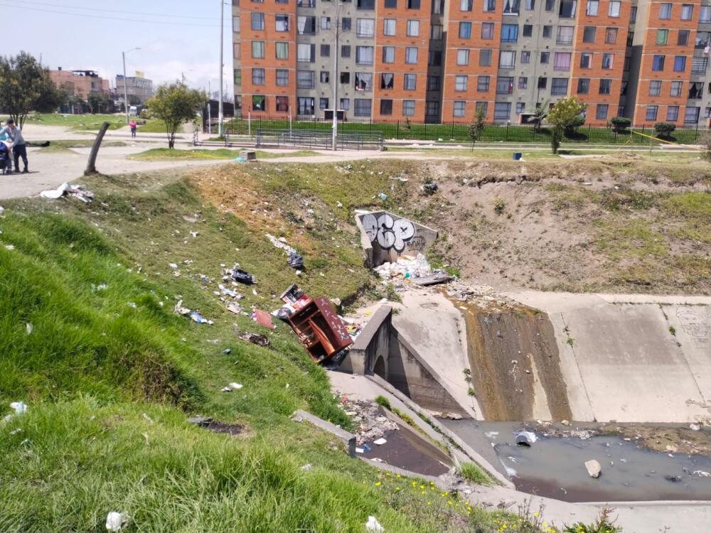 Vuelve y juega: apareció cadáver envuelto en lona en Bosa 1 Vuelve y juega: apareció cadáver envuelto en lona en Bosa Vuelve y juega: otro cuerpo sin vida apareció en vía pública de la localidad de Bosa.