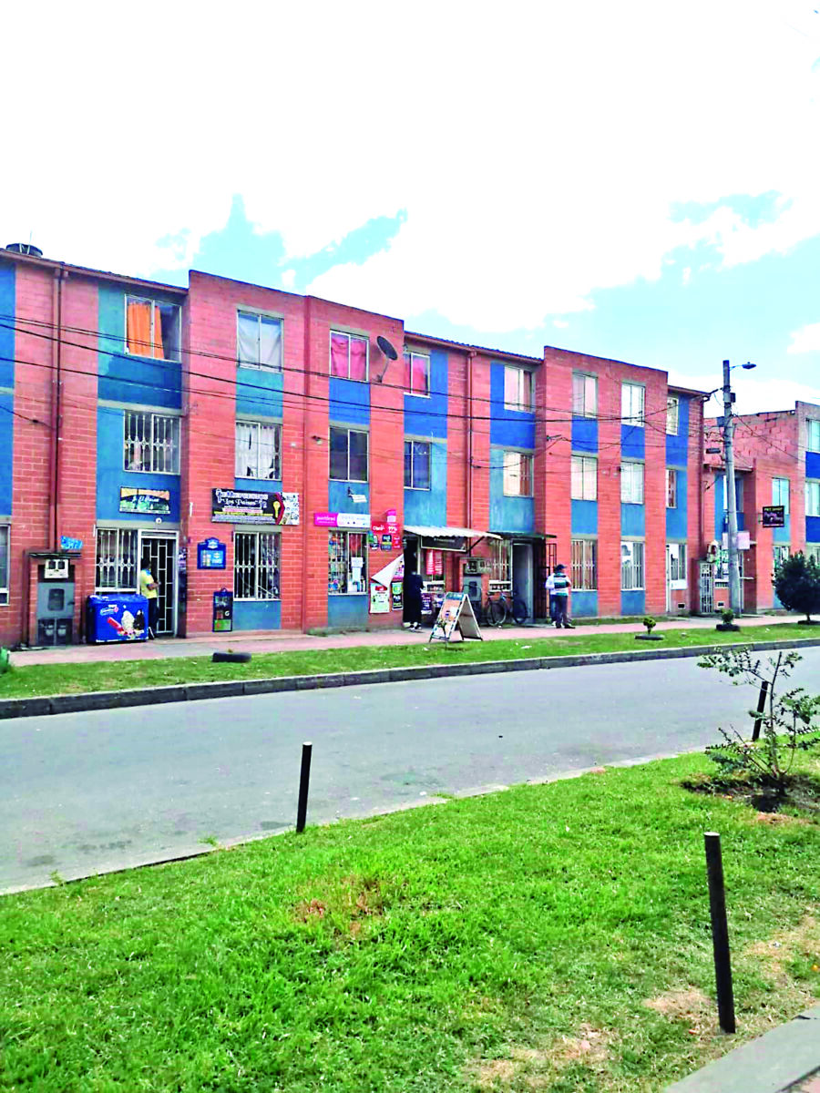 Asesinó a su padrastro en una riña familiar en Bosa El rumor de la muerte de un hombre a manos de su hijastro empezó a recorrer las cuadras del barrio El Porvenir (Bosa), en la mañana de ayer. La noticia fue una gran sorpresa para los residentes de este sector de la capital, quienes no podían creer que la razón por la que habían visto a policías sobre una de las cuadras en la noche anterior fuese por un crimen.