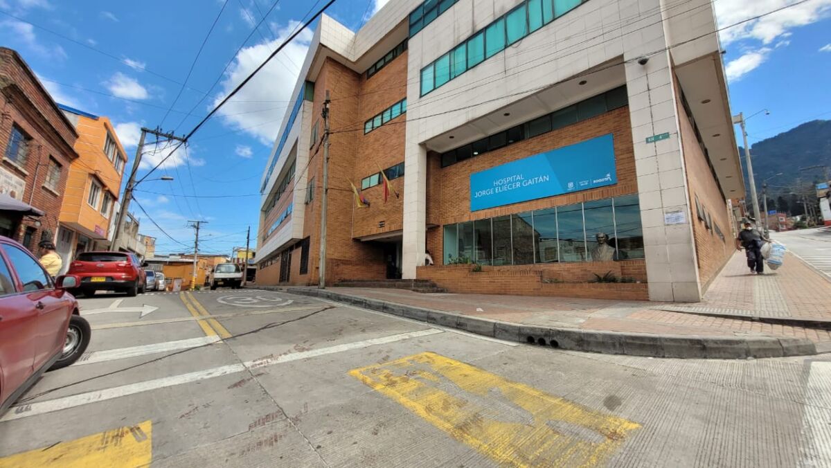 Menor de 14 años asesinado en riña 1 Menor de 14 años asesinado en riña Una preocupante riña, que involucra a varios menores de edad y estudiantes de un colegio del centro de la ciudad, se presentó la noche de este viernes en el barrio El Guavio, en la localidad de Santa Fe.