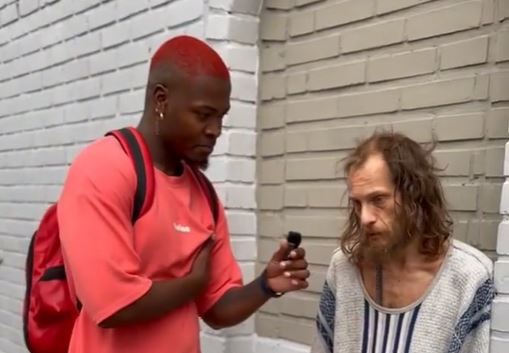 El empresario canadiense que terminó convertido en habitante de calle 1 El empresario canadiense que terminó convertido en habitante de calle Desde el 2019 la vida de Jordan Ross, un canadiense de 43 años, cambió por completo al aterrizar en Colombia con el único fin de pasar una temporada de vacaciones aquí. Hoy, tres años después, asegura que prefiere vivir aquí en la calle que en medio de los lujos que tenía en Toronto, Canadá.