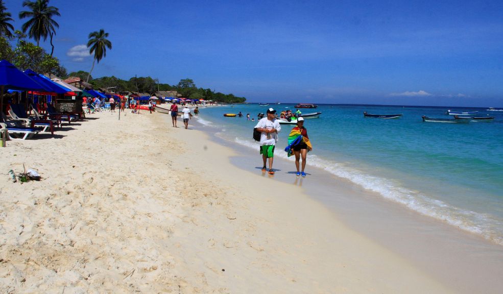 ¡Casi estafan a turistas! Les cobraron $200 mil por un paquete de cigarrillos En la isla de Cholón (Cartagena) a un grupo de turistas norteamericanos pretendían cobrarles más de un millón de pesos de más en su cuenta, la cual tras del hecho se hizo en un cuaderno.