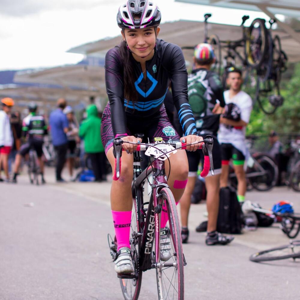 Ciclista lucha por su vida tras ser arrollada por un vehículo en Tunjuelito La ciclista Ana María Bustamante se encuentra luchando por su vida desde el pasado 8 de febrero, cuando fue embestida por una mezcladora de cemento en la localidad de Tunjuelito.