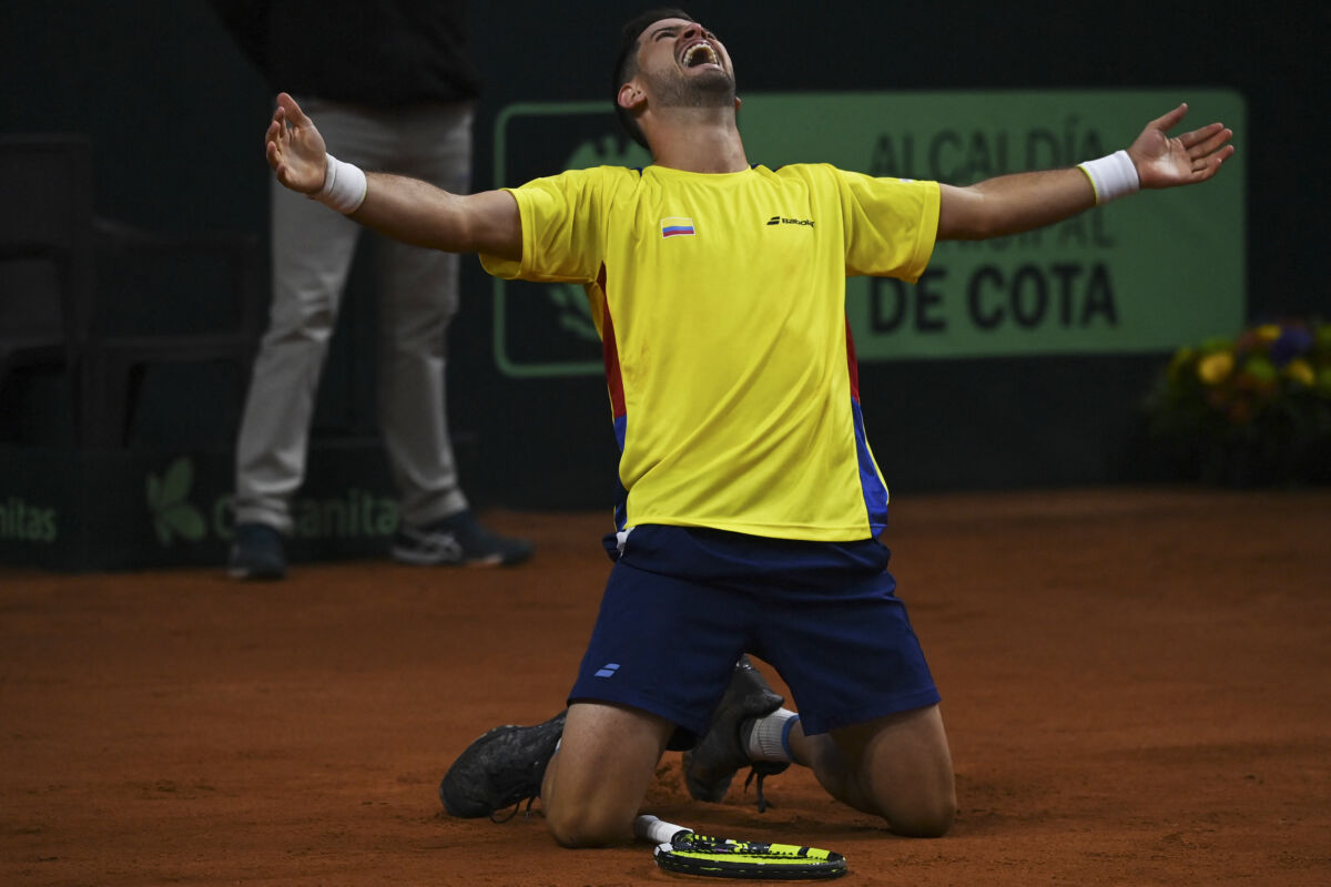 Colombia empata 1 a 1 con Gran Bretaña en enfrentamiento de la Copa Davis 1 Colombia empata 1 a 1 con Gran Bretaña en enfrentamiento de la Copa Davis Con una victoria para cada equipo arrancó la primera jornada de la serie de clasificatoria de la Copa Davis entre Colombia y Gran Bretaña, que se disputa en las instalaciones del Pueblo Viejo Country Club, a las afueras de Bogotá.
