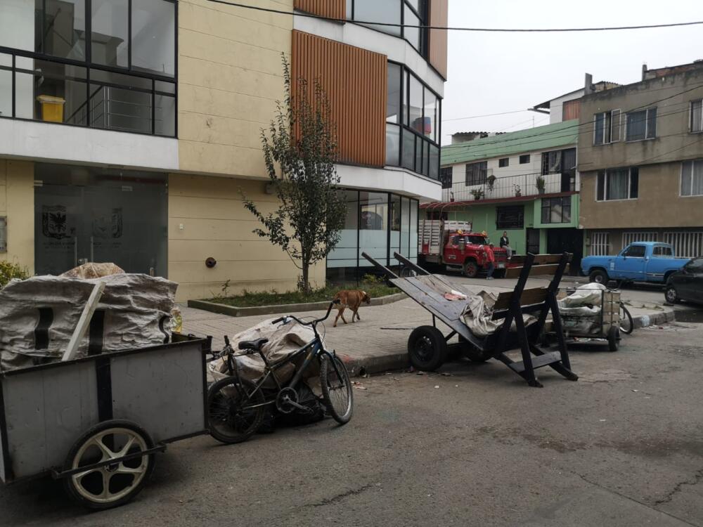Ataque sicarial dejó un muerto y un herido en Engativá 1 Ataque sicarial dejó un muerto y un herido en Engativá Un ataque sicarial hecho por dos hombres en la mañana de este martes dejó un muerto y un herido en el barrio Mirador, de la localidad de Engativá.