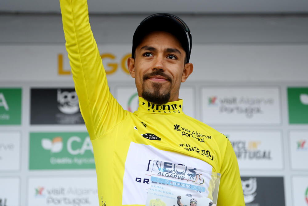 Daniel Martínez voló en la contrarreloj y ganó la Vuelta al Algarve 1 Daniel Martínez voló en la contrarreloj y ganó la Vuelta al Algarve ¡Histórico! Daniel Felipe Martínez voló en la última etapa de la Vuelta al Algarve y se quedó con el título. Así fue su remontada.