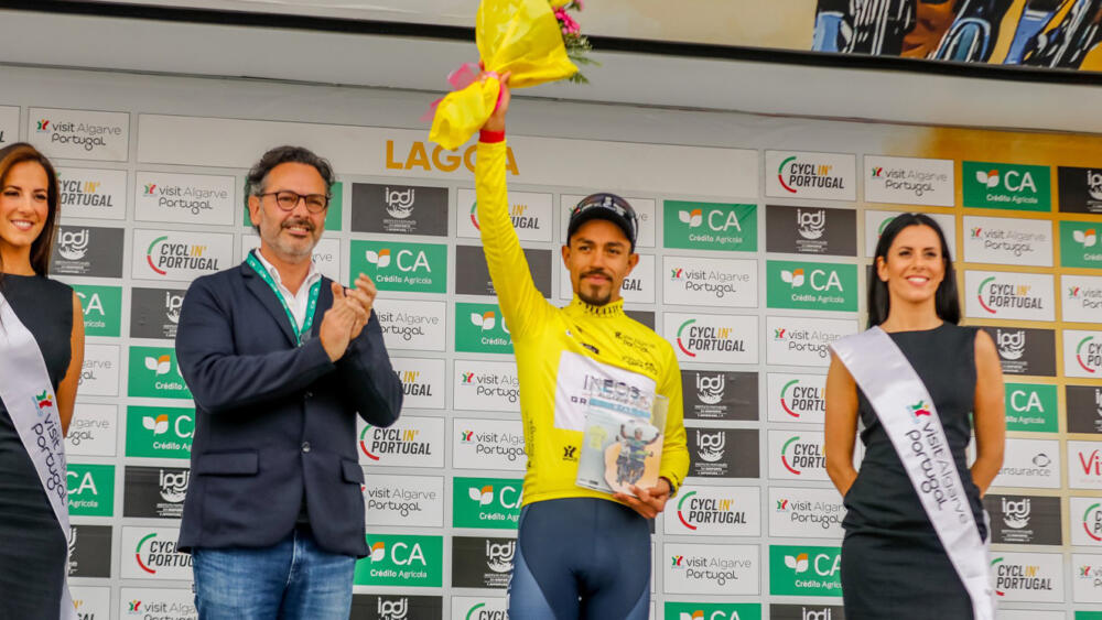 Daniel Martínez voló en la contrarreloj y ganó la Vuelta al Algarve 5 Daniel Martínez voló en la contrarreloj y ganó la Vuelta al Algarve ¡Histórico! Daniel Felipe Martínez voló en la última etapa de la Vuelta al Algarve y se quedó con el título. Así fue su remontada.