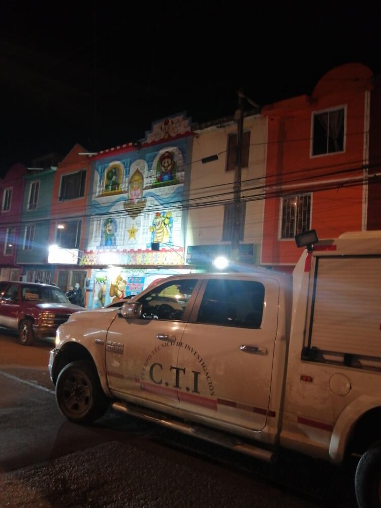 Investigan extraña muerte de bebé dentro de un jardín en Suba Una bebé de tan solo cuatro meses murió en extrañas circunstancias al interior de un jardín infantil ubicado en la localidad de Suba. El padre de la menor fue quien denunció el hecho en redes sociales, adjuntando la foto del Jardín Infantil Mi Mundo Artístico.