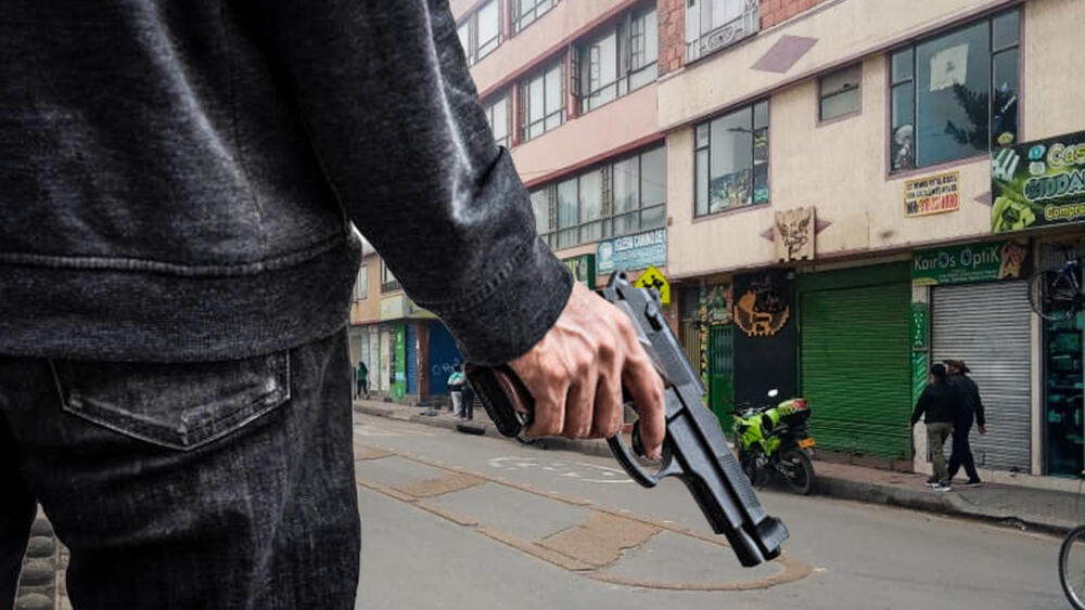 Doble crimen dentro de un bar de Bosa 10 Doble crimen dentro de un bar de Bosa “Eso pasó, más o menos, como a la medianoche ahí en uno de los bares de este pedazo. Nosotros ni siquiera escuchamos los disparos, nos enteramos fue por la bulla y el escándalo después de que pasó la cosa, pero en el momento exacto ni nos dimos por enterados, ¡y eso que estábamos ahí no más! Dicen que un tipo llegó hasta la puerta del lugar y de una empezó a dispararle a la gente que estaba en las mesas de la entrada y luego se voló. La gente intentó ayudar pero no se pudo hacer nada y se murieron dos, una chica y un pelado”, le dijo ayer a Q'HUBO un comerciante del barrio Las Margaritas, en Bosa, donde la noche de este martes dos personas fueron asesinadas en medio de un ataque sicarial.