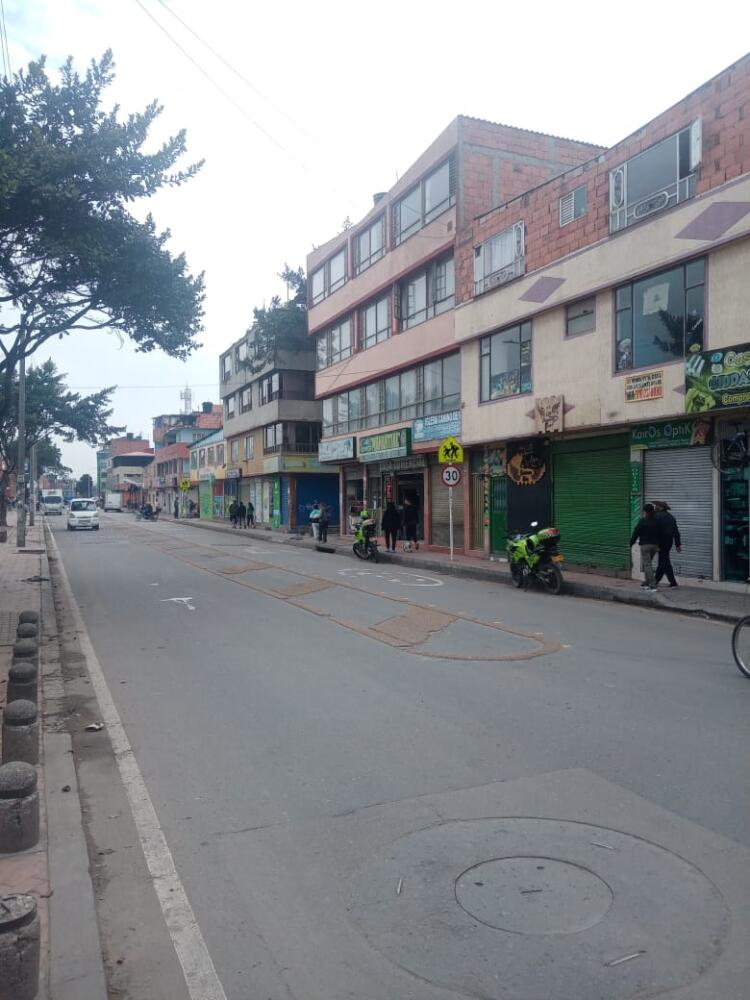 Doble crimen dentro de un bar de Bosa 1 Doble crimen dentro de un bar de Bosa “Eso pasó, más o menos, como a la medianoche ahí en uno de los bares de este pedazo. Nosotros ni siquiera escuchamos los disparos, nos enteramos fue por la bulla y el escándalo después de que pasó la cosa, pero en el momento exacto ni nos dimos por enterados, ¡y eso que estábamos ahí no más! Dicen que un tipo llegó hasta la puerta del lugar y de una empezó a dispararle a la gente que estaba en las mesas de la entrada y luego se voló. La gente intentó ayudar pero no se pudo hacer nada y se murieron dos, una chica y un pelado”, le dijo ayer a Q'HUBO un comerciante del barrio Las Margaritas, en Bosa, donde la noche de este martes dos personas fueron asesinadas en medio de un ataque sicarial.