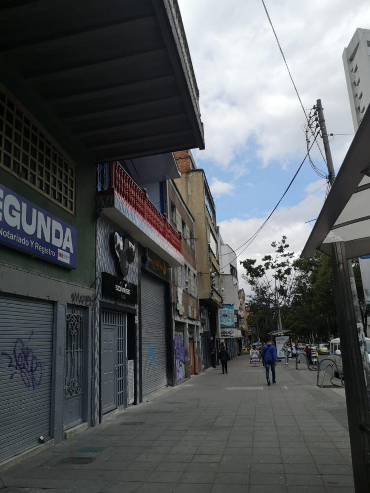 Fiesta electrónica en Chapinero dejó dos muertos 1 Fiesta electrónica en Chapinero dejó dos muertos El fin de semana pasado se llevó a cabo una masiva fiesta electrónica en la localidad de Chapinero, la cual derivó en la trágica muerte de dos muchachos asistentes al evento, presuntamente por el consumo de estupefacientes.