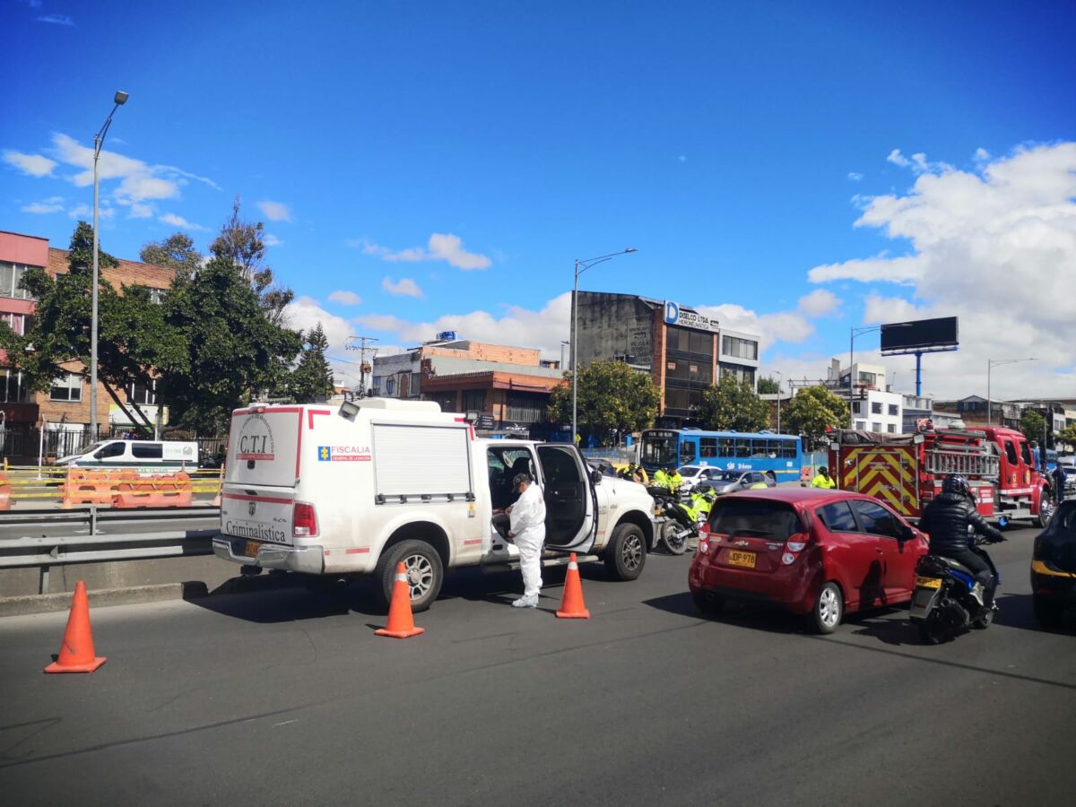 ¡Qué susto! encuentran un cuerpo en caño de la Avenida Boyacá Las autoridades en este momento mantienen acordonada la zona mientras se adelantan labores de inspección del cuerpo y se realiza su levantamiento.