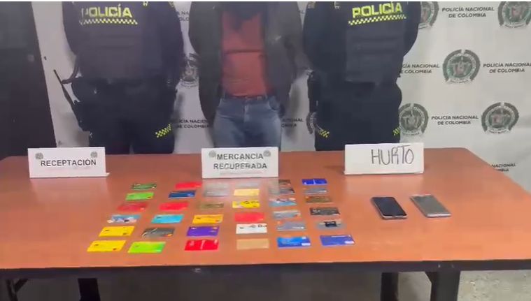 Capturan a taxista que le hizo paseo millonario a extranjero en Bogotá 1 Capturan a taxista que le hizo paseo millonario a extranjero en Bogotá La Policía de Bogotá logró la captura de un taxista de 50 años señalado de drogar a un extranjero y de robarle sus pertenencias.
