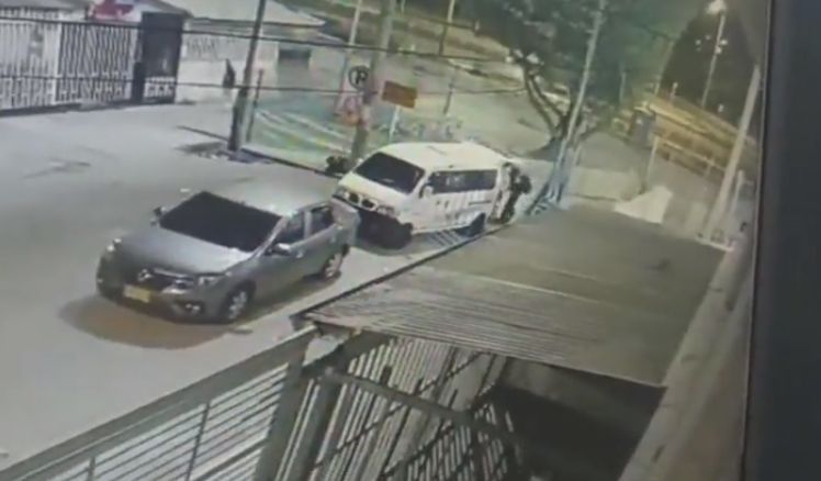 Cayeron 'Los Lucky' banda que se dedicaba a robar supermercados en Bogotá 1 Cayeron 'Los Lucky' banda que se dedicaba a robar supermercados en Bogotá La Policía logró sorprender a la banda conocida como 'Los Lucky' en medio de un atraco que estaban realizando al interior de un supermercados en Bogotá.