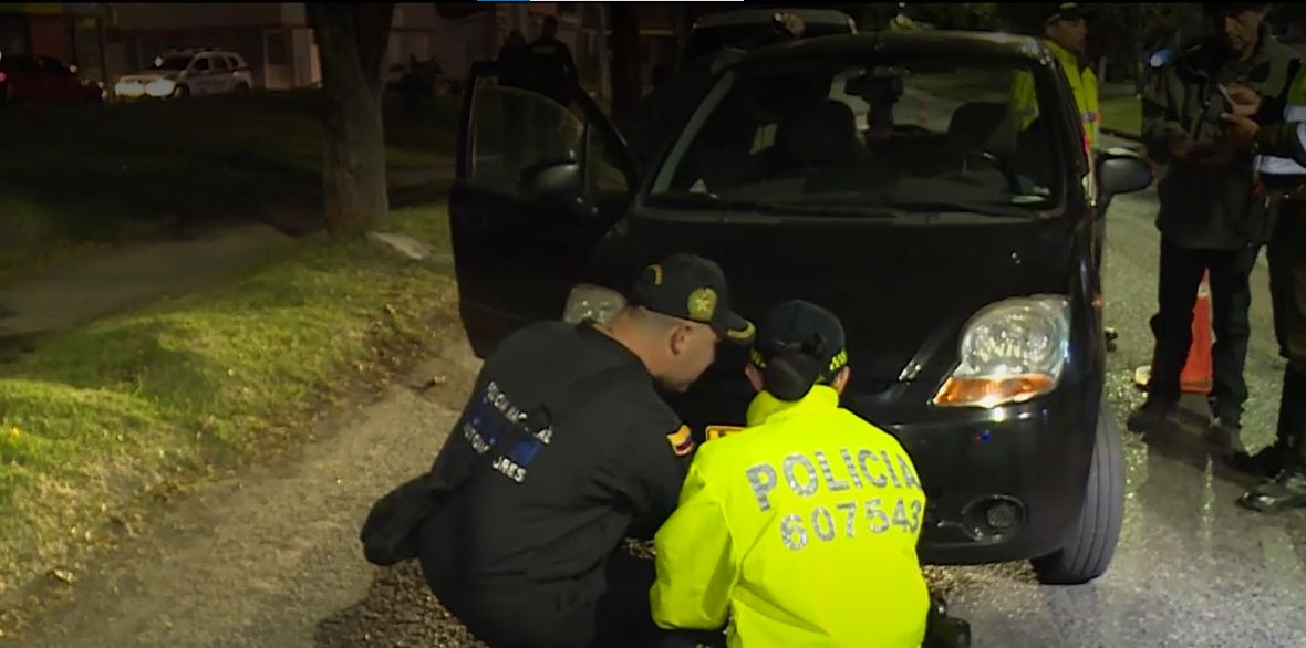 Policías se infiltraron para capturar a banda que atracaba en el centro de Bogotá 1 Policías se infiltraron para capturar a banda que atracaba en el centro de Bogotá Operativos de la Sijín y la Sipol en la capital, lograron la captura de varias personas de nacionalidad extranjera que atracaban en el centro de Bogotá.