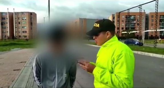Policía capturó a peligroso pillo en Soacha 1 Policía capturó a peligroso pillo en Soacha La Policía de Soacha en conjunto con la Fiscalía, lograron la captura de un sujeto con circular azul emitida por la Interpol.