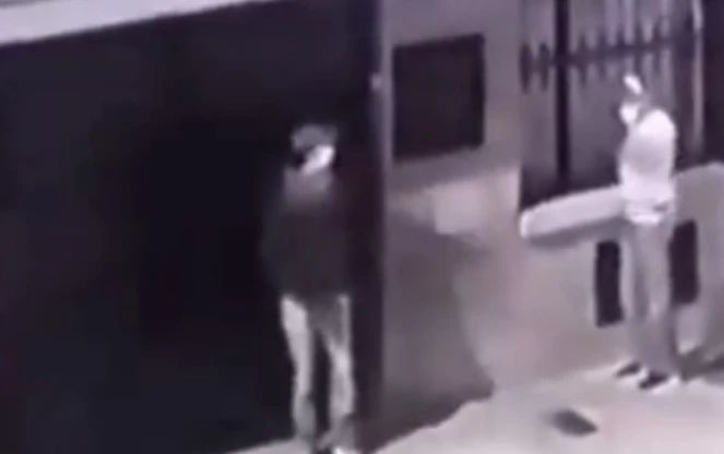 Delincuentes se llevaron una millonada de una casa en Fontibón Tremenda millonada se llevaron delincuentes que con toda la calma del mundo, se metieron en una casa en el barrio Modelia, localidad de Fontibón.