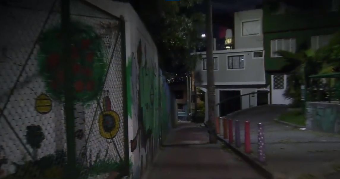 Terrible: menor fue abusada por un sujeto que la intimidó con un destornillador 1 Terrible: menor fue abusada por un sujeto que la intimidó con un destornillador Un infame hecho se conoció al sur de Bogotá, luego de que un hombre aparentemente, abusara sexualmente de una menor de 17 años en plan luz del día.