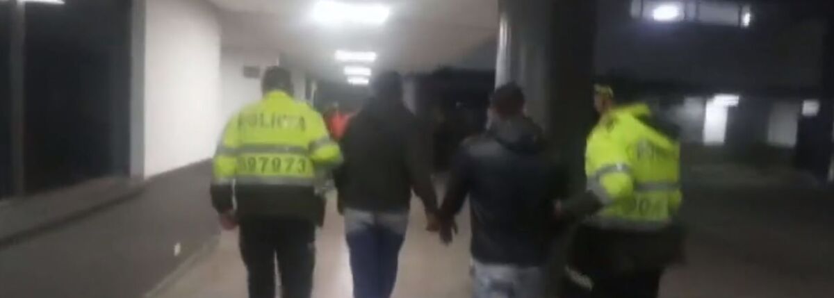 Policía capturó a pillos que robaron una moto en Usme 1 Policía capturó a pillos que robaron una moto en Usme Con las manos en la masa: policías lograron la captura de dos delincuentes que habían acabado de robar una moto en el barrio La Aurora, localidad de Usme.