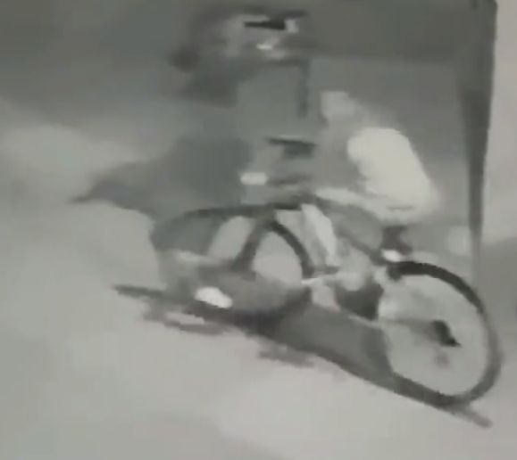 Con pistola en mano, ladrones le robaron la moto a una pareja en Kennedy 1 Con pistola en mano, ladrones le robaron la moto a una pareja en Kennedy Infames: delincuentes con pistola en mano, le robaron la moto a una pareja que la estaba sacando de un parqueadero en la localidad de Kennedy.